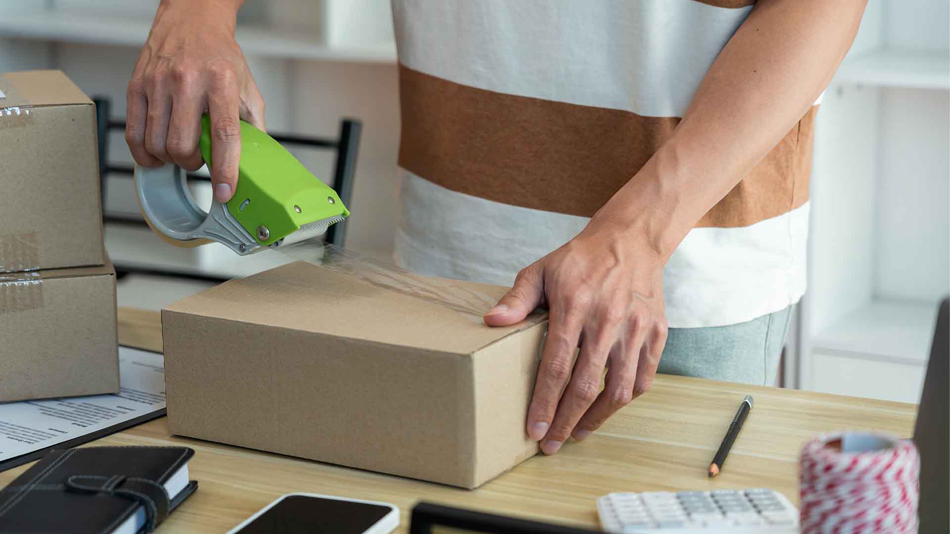 Una persona empaquetando productos tecnológicos